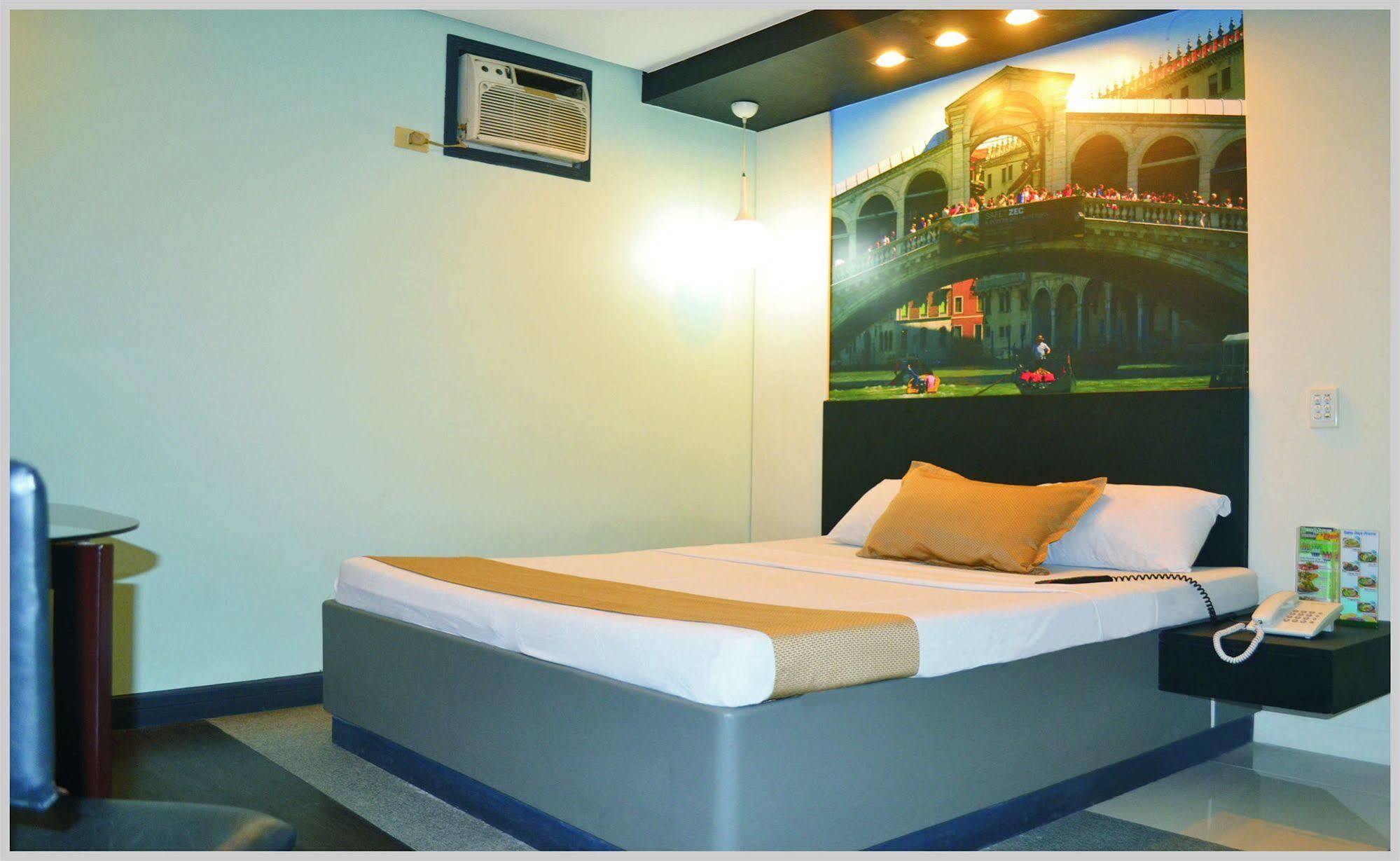 Hotel Dreamworld Araneta Cubao Экстерьер фото